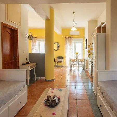 Evelia Apartment Galatas  Экстерьер фото