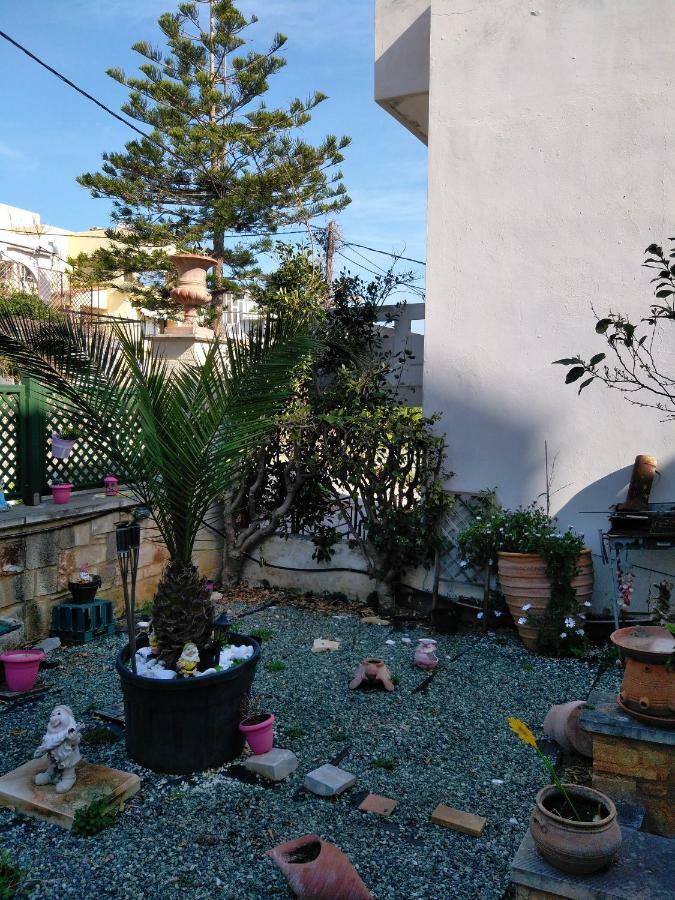 Evelia Apartment Galatas  Экстерьер фото