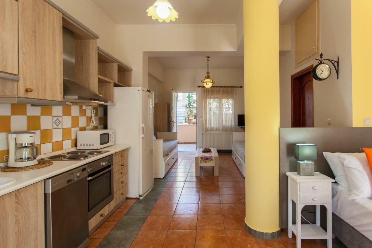 Evelia Apartment Galatas  Экстерьер фото